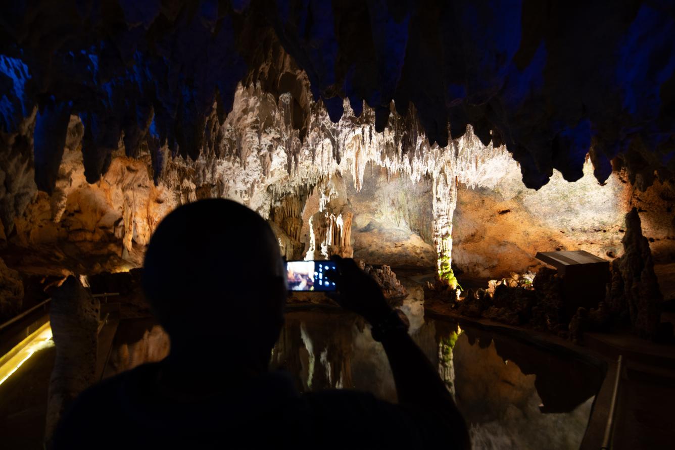¿Por qué dicen que no se puede tomar fotos? ¿Se han perdido personas en la cueva? ¿Por qué hay limo sobre algunas rocas a 25 metros bajo tierra?