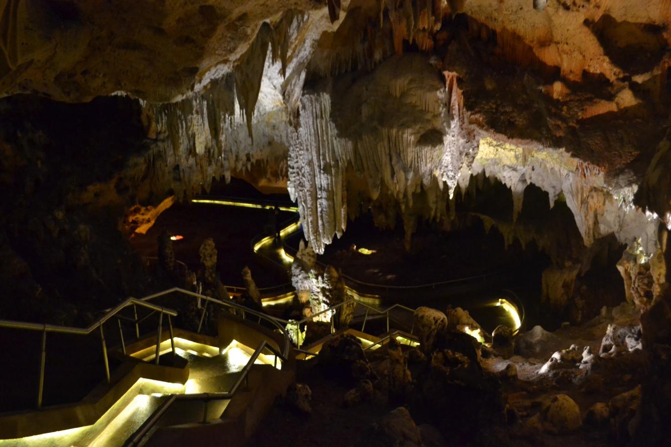 Protegida. El sistema de cavernas forma parte del monumento natural Río Cumayasa y Cueva de Las Maravillas (Ley-202-04), área protegida que comparten las provincias San Pedro de Macorís y La Romana con una extensión de aproximadamente  88.5 kilómetros cuadrados.