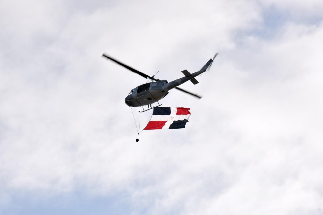 Fotografía muestra helicóptero de la Fuerza Aérea de República Dominicana pasando por el cielo de Listín Diario en el homenaje a los símbolos patrios, que resalta , resaltando  la dominicanidad, los valores, las costumbres y las tradiciones de la República Dominicana.