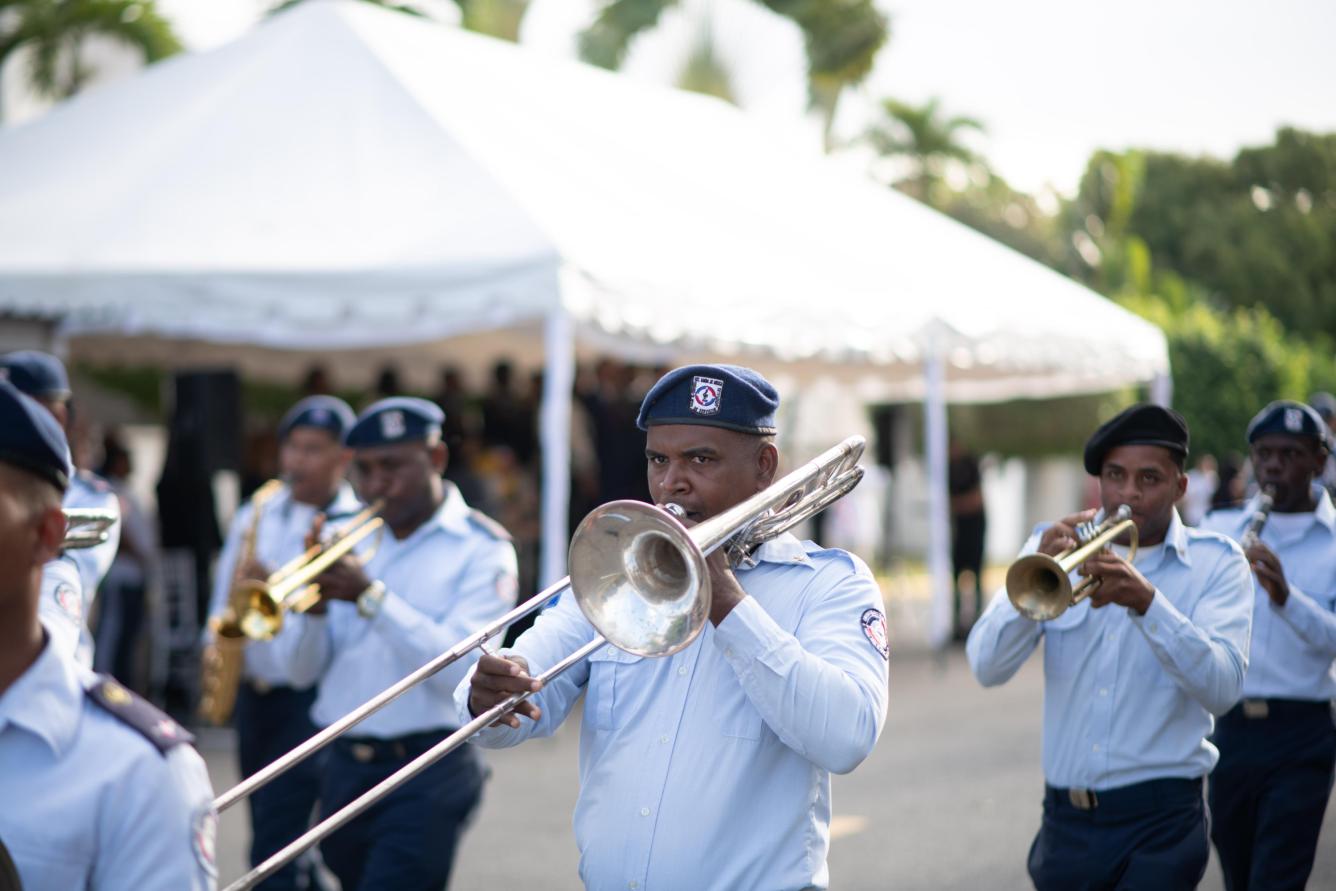 Fotografía muestra banda de música de la Fuerza Aérea de República Dominicana en homenaje a los Símbolos Patrios.