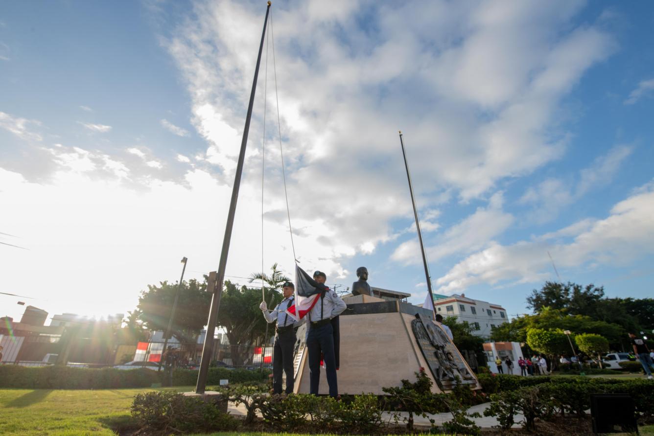 Fotografía muestra a miembros de la Fuerza Aérea de República Dominicana izando la bandera dominicano en el homenaje a los símbolos patrios del el grupo de Medios Corripio.