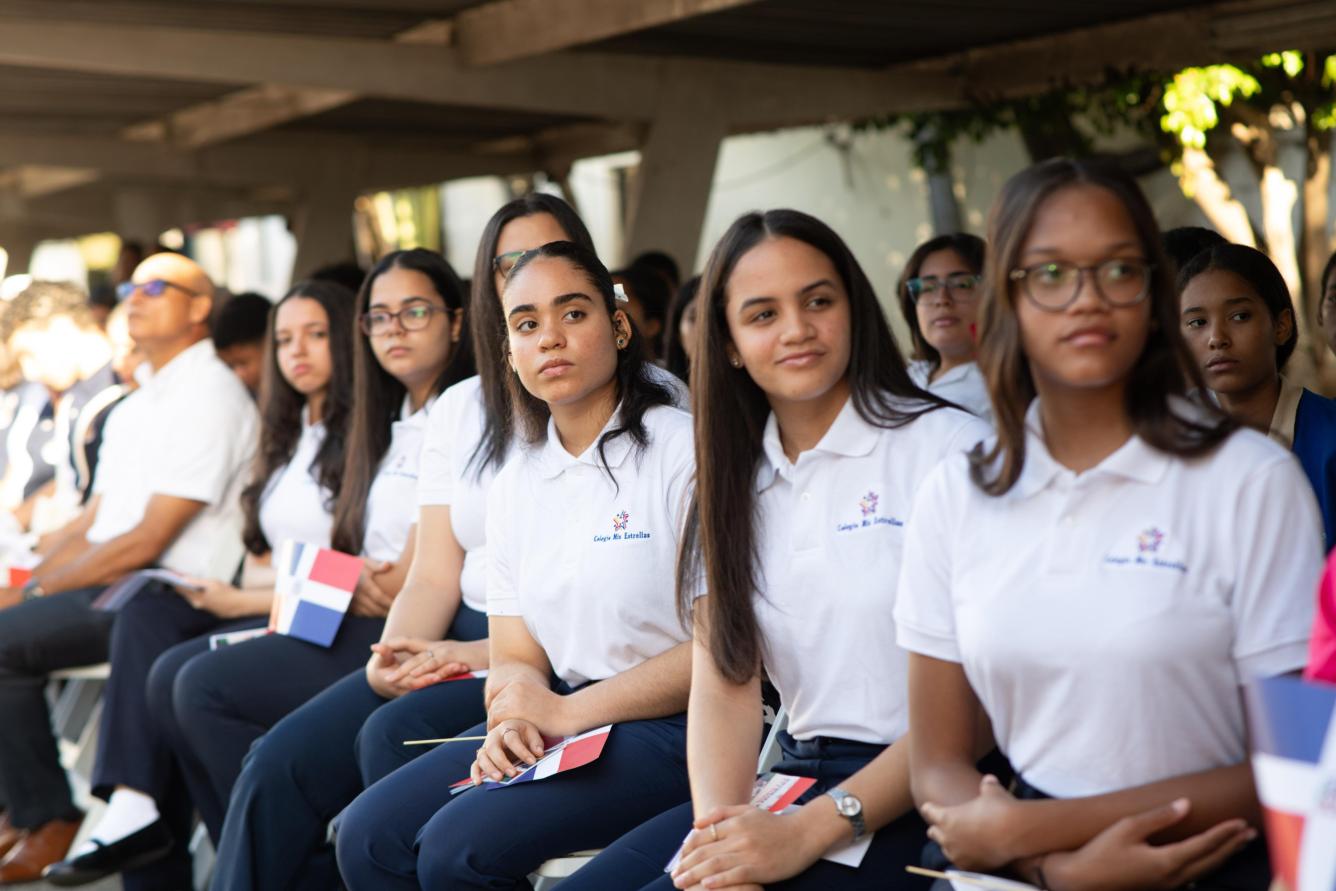 Fotografía muestra a estudiantes del Colegio Mis Estrellas en homenaje a los símbolos patrios de Listín Diario, que se celebró bajo el lema con el lema “Levanta tu bandera y hazte sentir dominicano”.