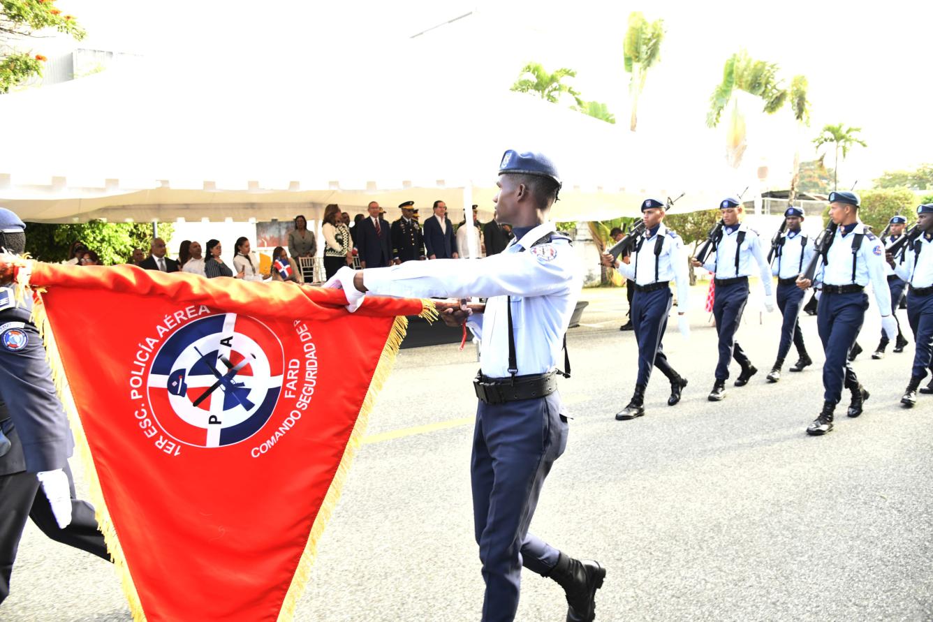 Fotografía muestra desfile de un Comando de la Fuerza Aérea de República Dominicana, compuesto por dos pelotones y una guardia banderas, realizando un pase en revista.
