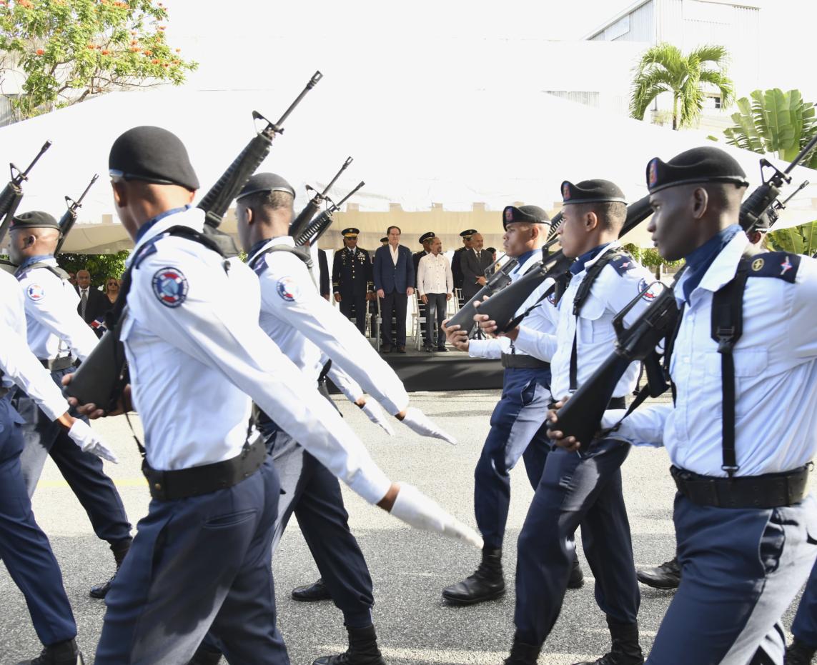 Fotografía muestra desfile de un Comando de la Fuerza Aérea de República Dominicana, compuesto por dos pelotones y una guardia banderas, realizando un pase en revista.