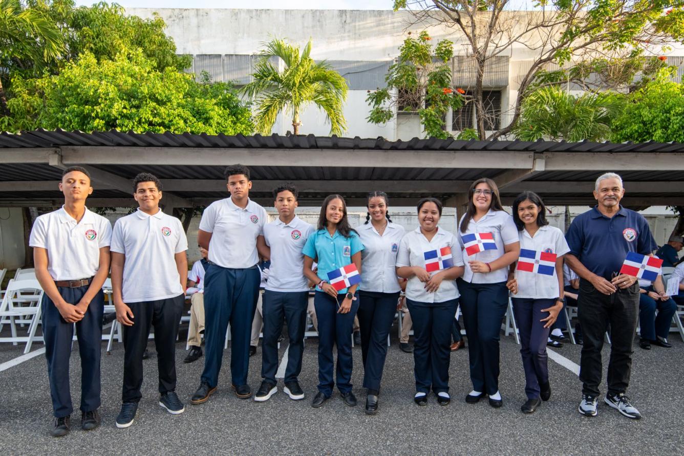 Fotografía muestra a estudiantes del Colegio Claret, acompañados de un maestro en homenaje a los símbolos patrios de Listín Diario.