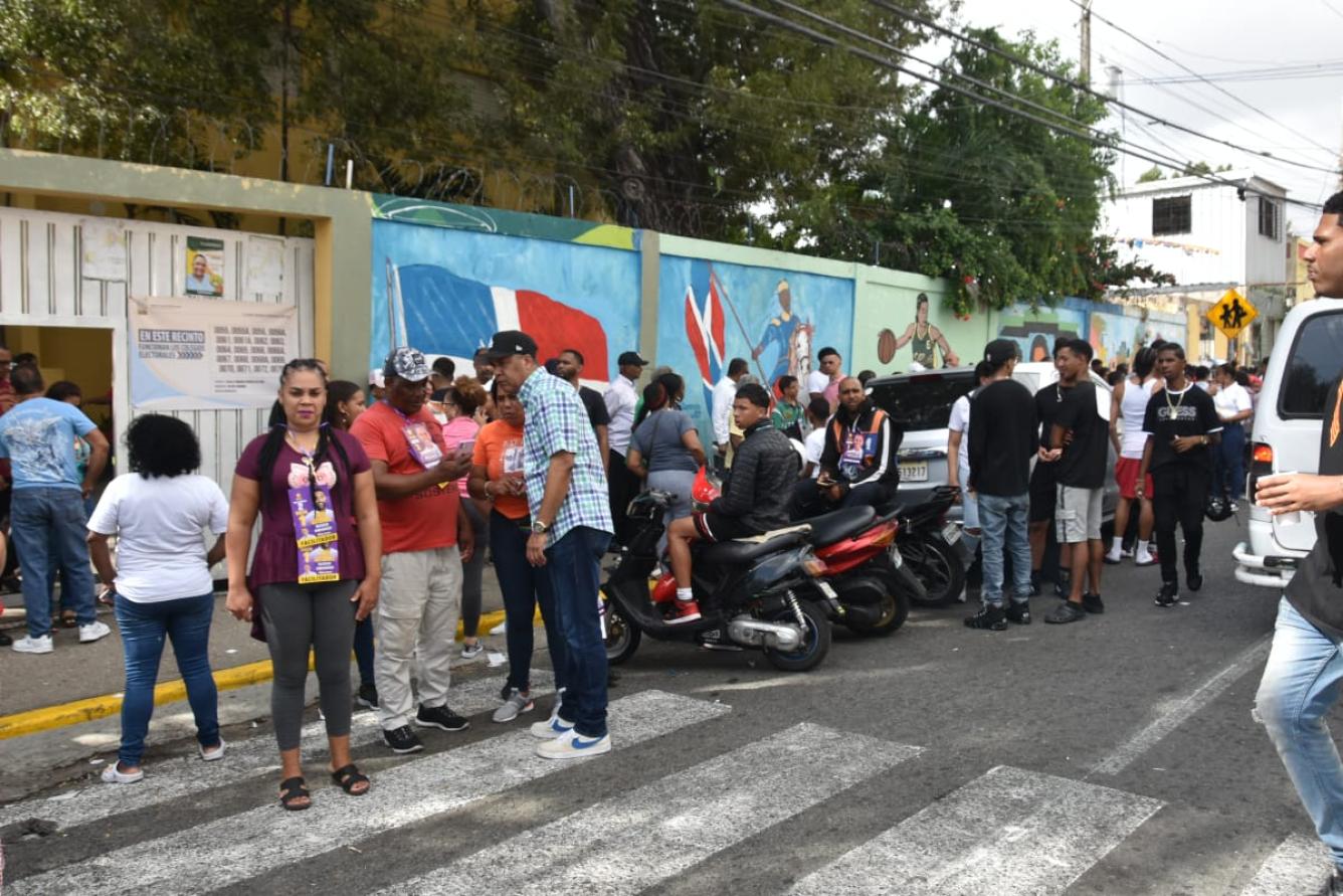 Decenas de personas desde tempranas horas de la mañana acudieron a los centros de votación a ejercer su derecho al voto.