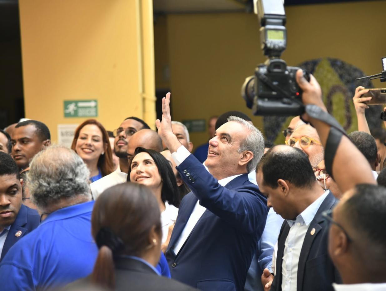 El presidente Luis Abinader llegó al Colegio Babeque alrededor de las 10:00 de la mañana acompañado de su esposa Raquel Arbaje y de otros políticos, para ejercer su derecho al voto.