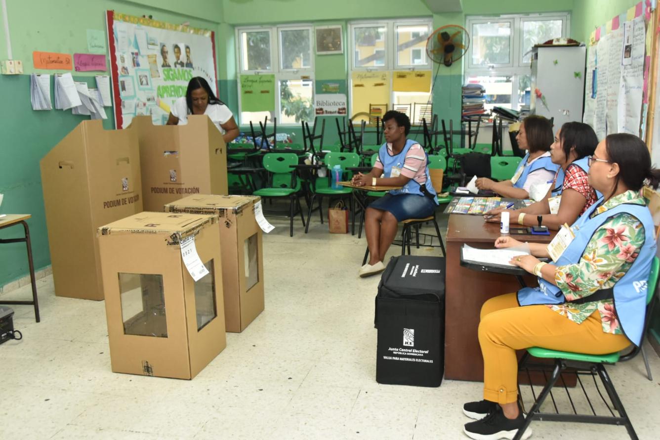 Mesa electoral donde los delegados de a Junta Central Electoral están a la espera que la ciudadana vote.