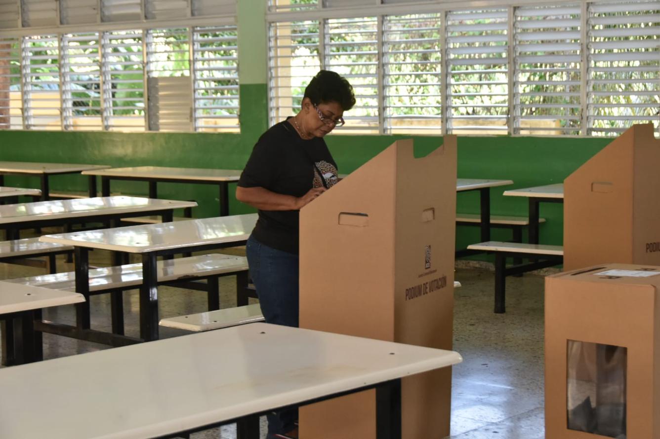 Ciudadana dominicana ejerciendo su derecho al voto.