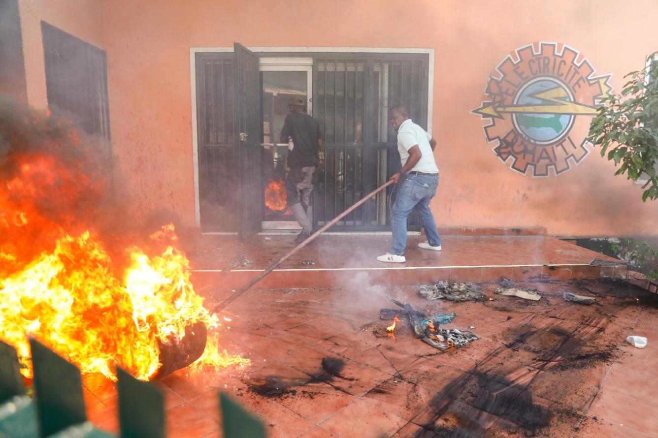 Las protestas de las bandas haitianas llegaron a varios de los edificios gubernamentales.