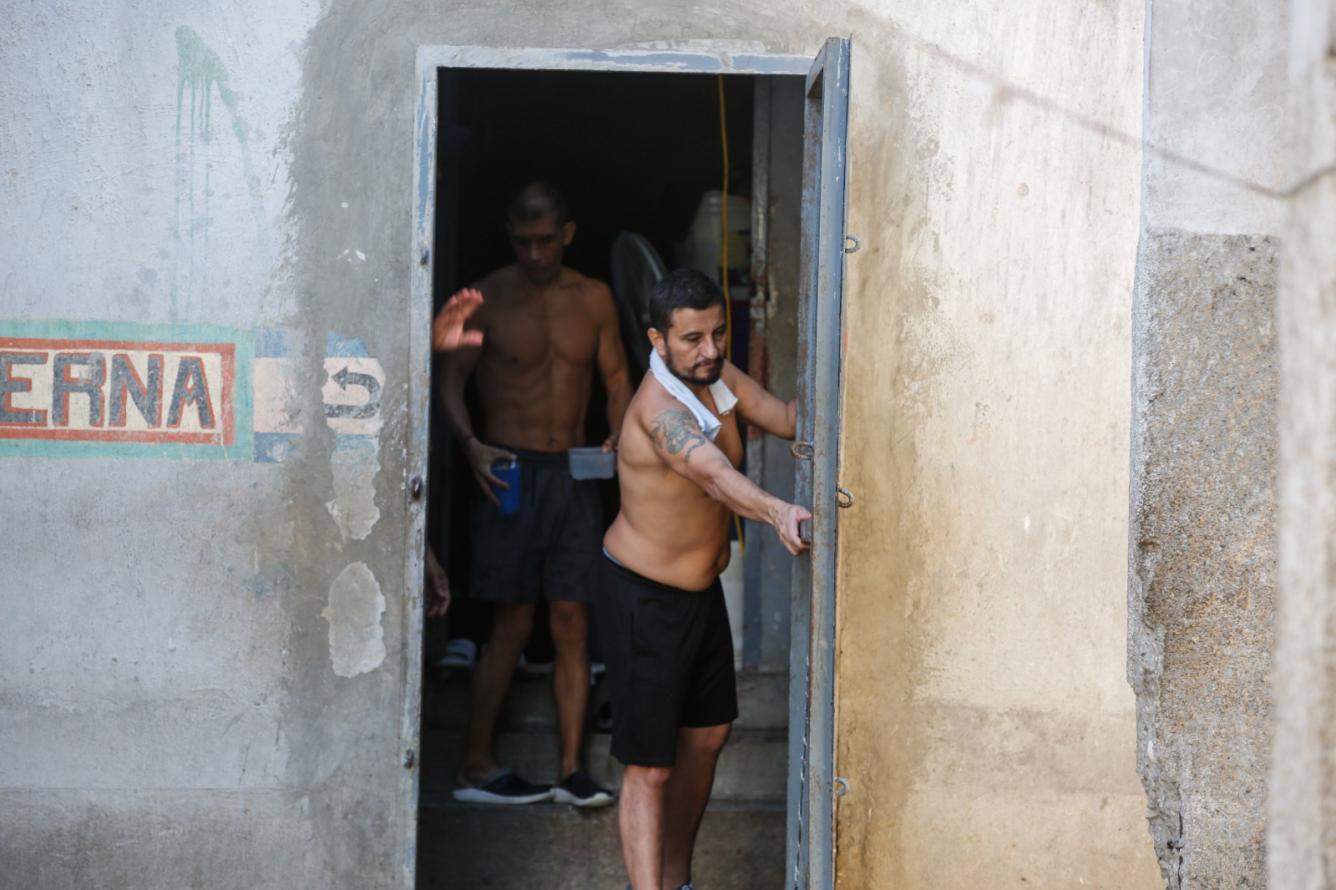 Privados de libertad abren las puertas de una de la principal cárcel de Puerto Príncipe.