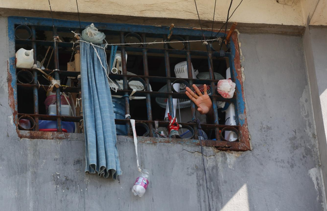 Una ventana de la penitenciaria haitiana muestra diversos utensilios a los que tienen acceso los privados de libertad.