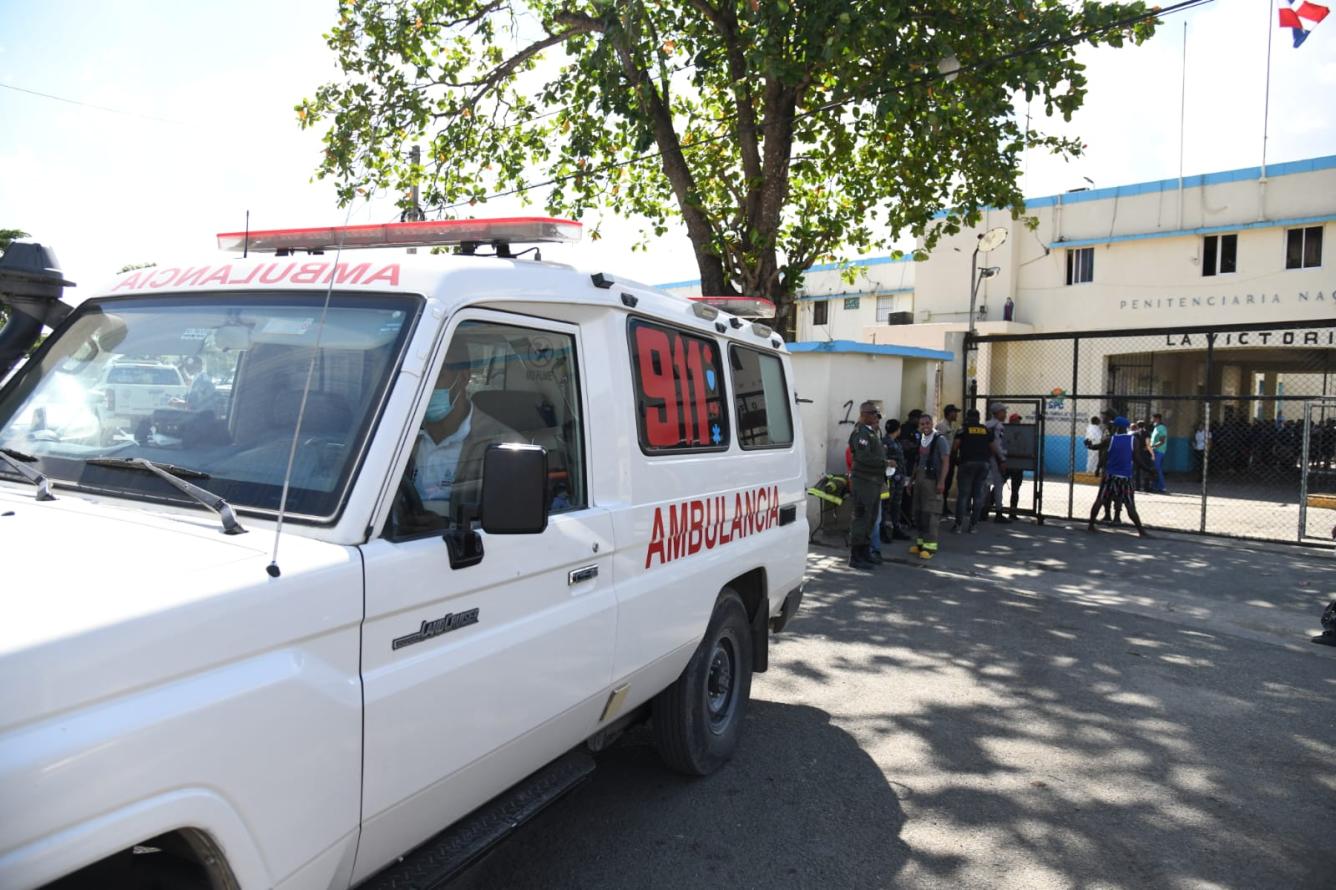 Ambulancia del sistema de emergencias 9-1-1 llega a la cárcel de La Victoria