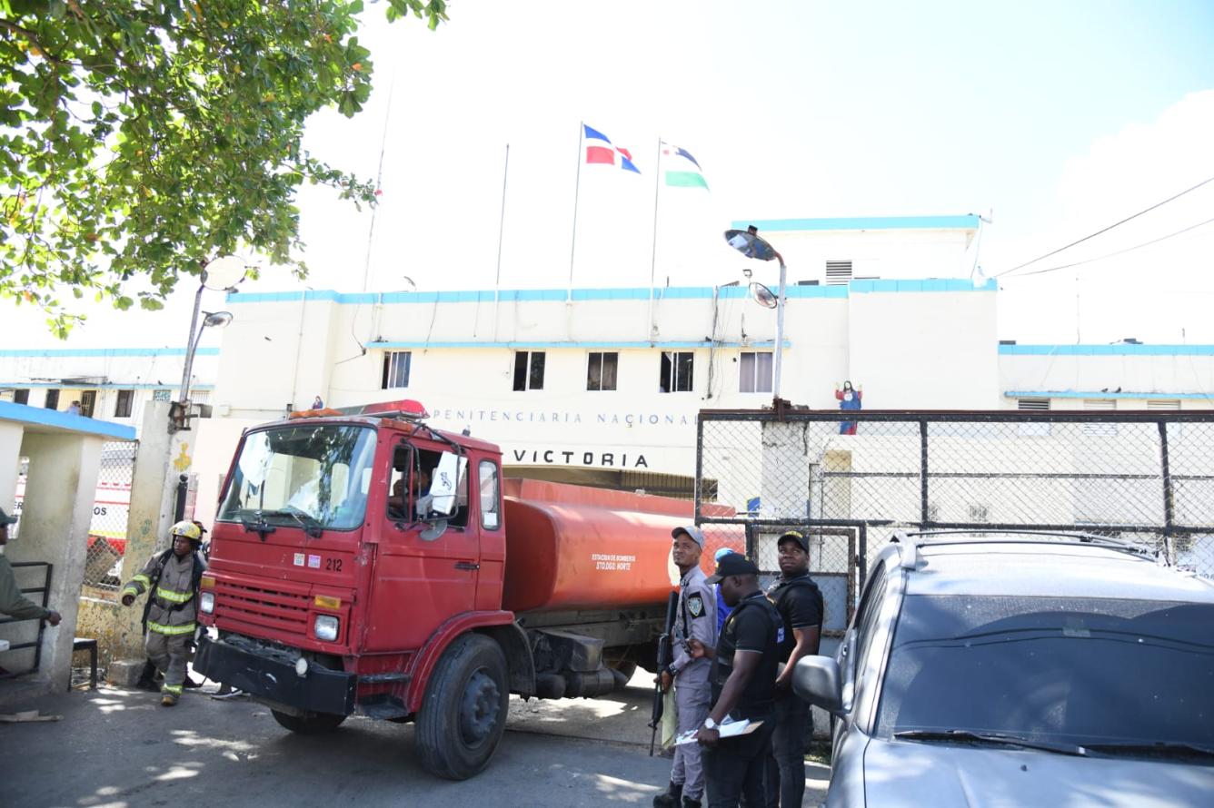 Camión cisterna llega a la cárcel de La Victoria