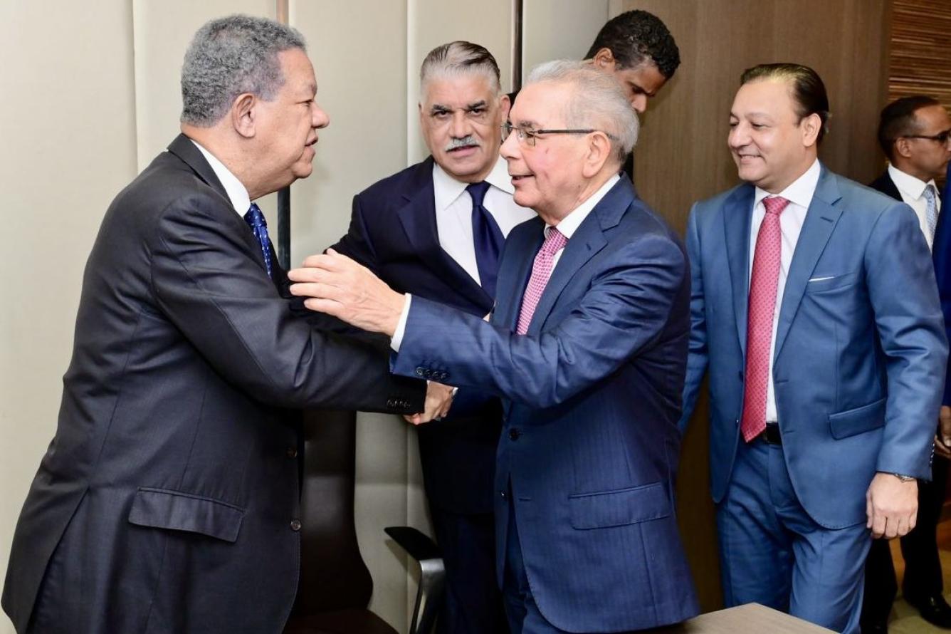 El saludo entre viejos compañeros de partido, los expresidentes Leonel Fernández y Danilo Medina