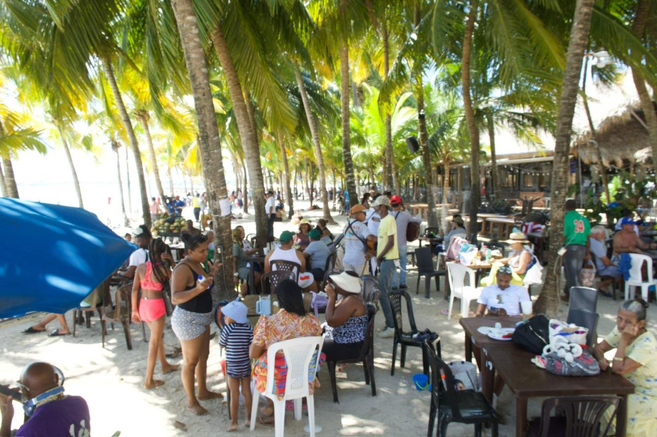 Familias comparten en los alrededores de la Playa de Boca Chica durante el Jueves Santo.