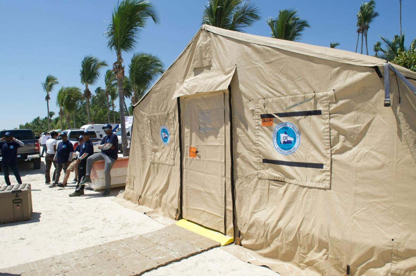 Una caseta de la Defensa Civil, en la arena de la Playa de Boca Chica.