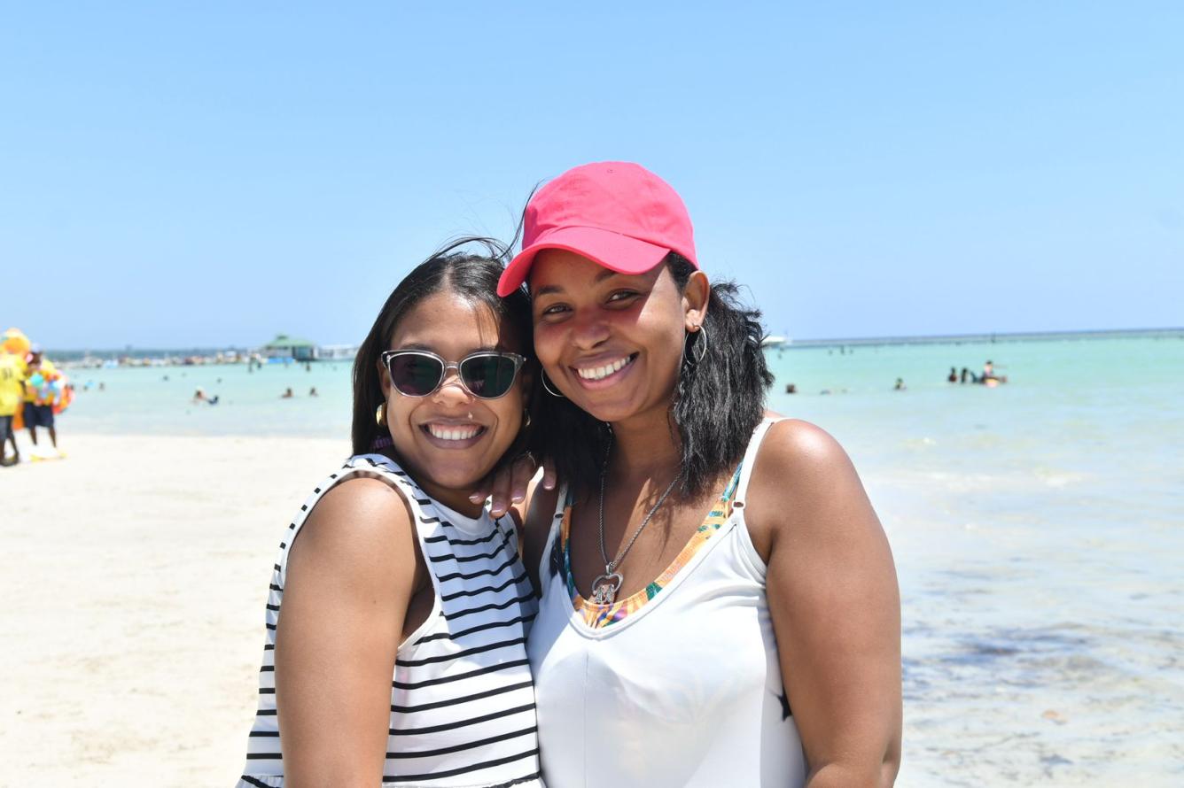 Dos damas en la Playa de Boca Chica.