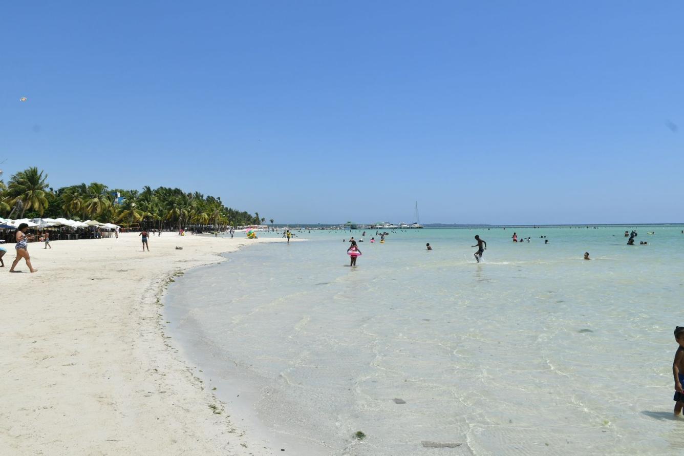 Poca afluencia de personas durante el Jueves Santo en la playa de Boca Chica.