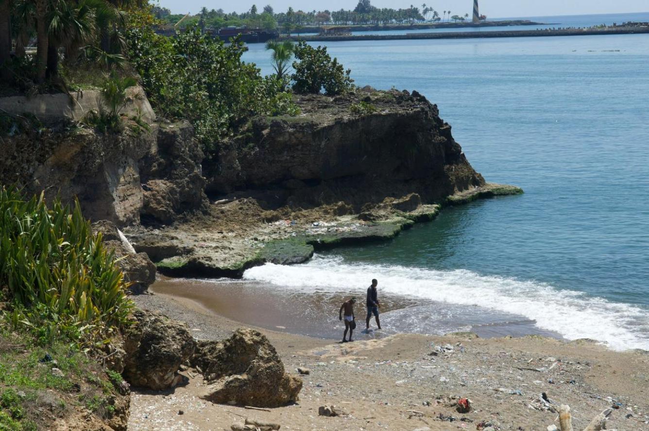 Dos personas en Playa de Montesinos en Santo Domingo.