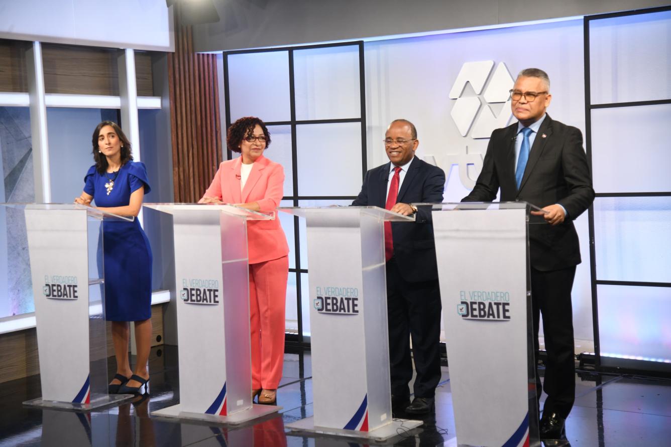 Los candidatos presidenciales Virginia Antares, María Teresa Cabrera, Fulgencio Severino y Carlos Peña al participar en 
