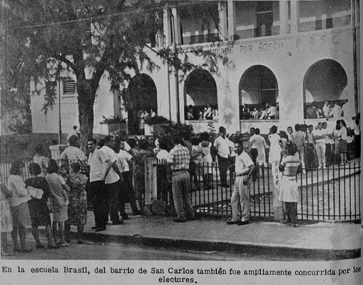 Personas a la espera de votar en la escuela Brasil del barrio San Carlos