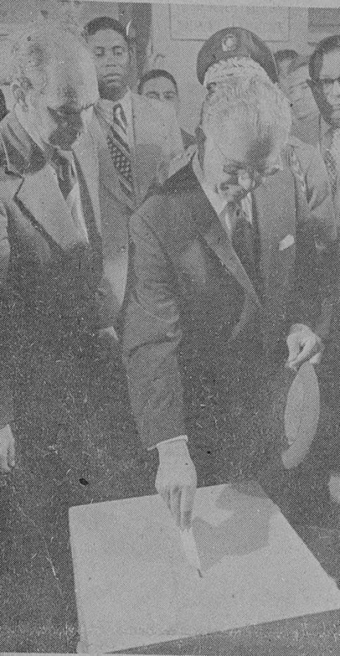 Joaquin Balaguer, candudato a presidente en 1970 ejerciendo su voto.