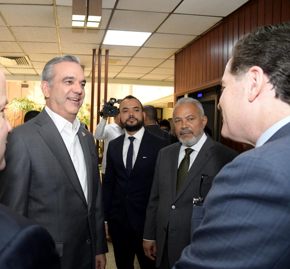 El presidente Luis Abinader fue recibido por el presidente del Grupo de Medios Corripio, Manuel Corripio y el director de Listín Diario, Miguel Franjul y otros altos mandos.