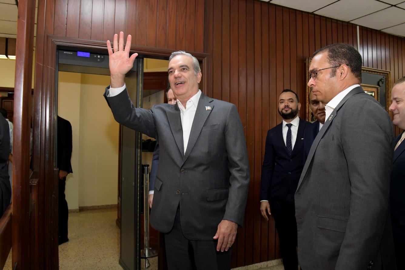 El presidente Luis Abinader saluda al llegar a Listín Diario.