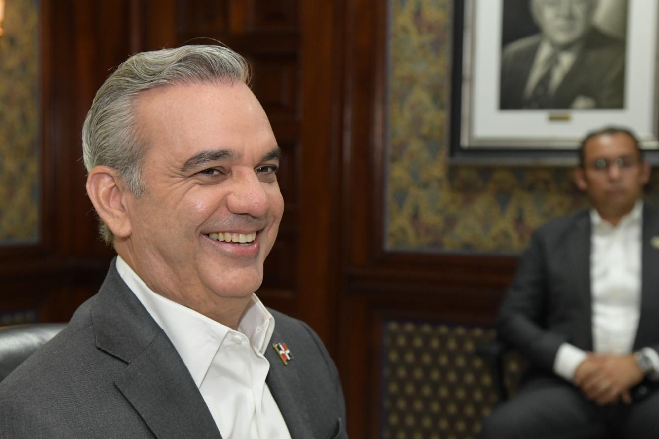 El presidente Luis Abinader ríe al conversar con altos mandos del periódico Listín Diario