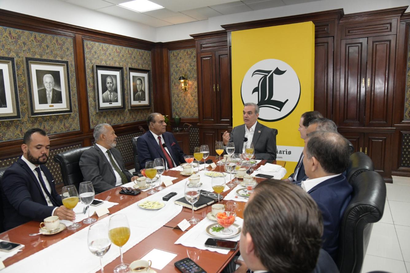 El presidente Luis Abinader conversa con periodistas y ejecutivos de Listín Diario