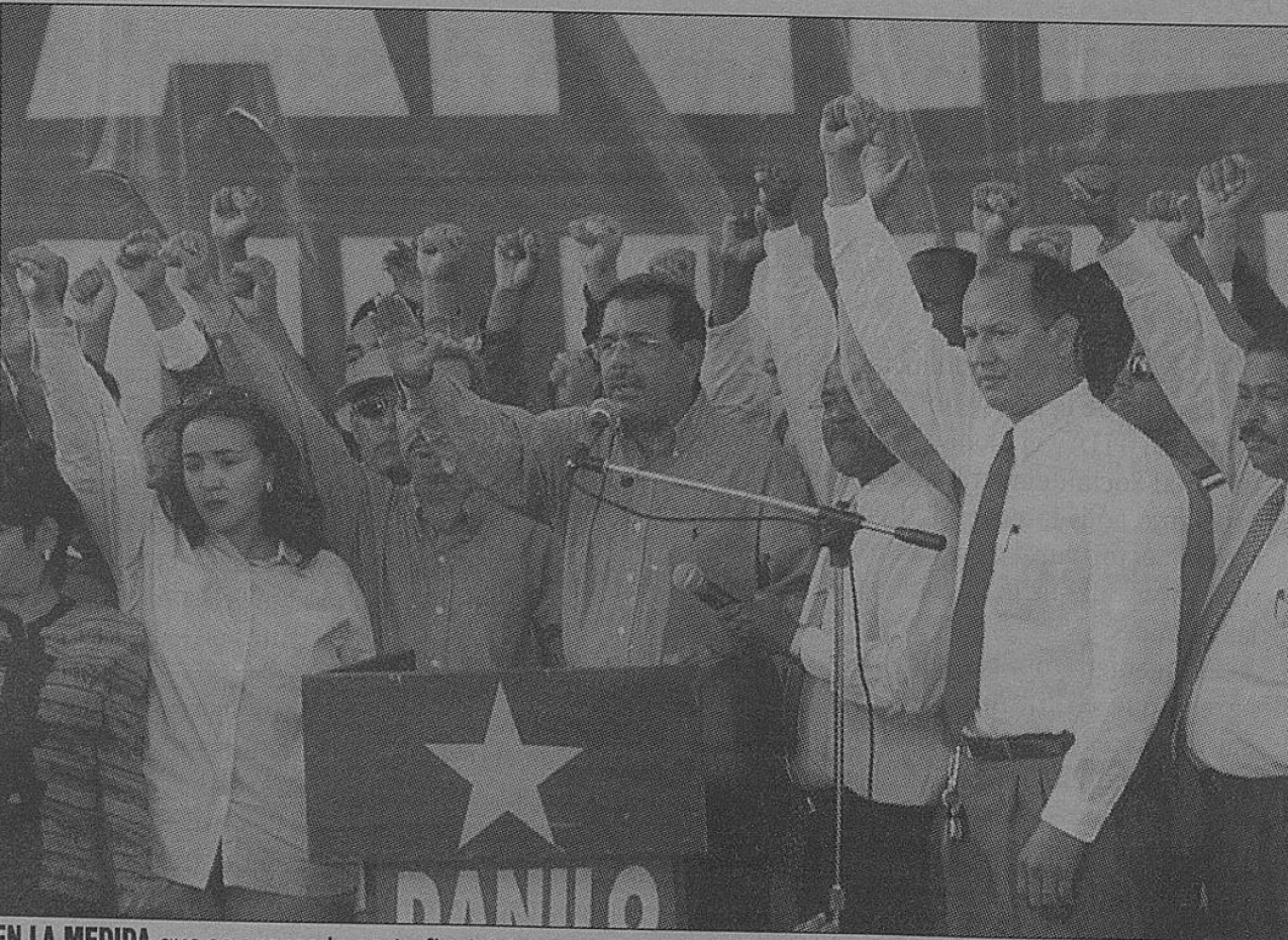 Danilo Medina acompañado de dirigentes del PLD en el 2000