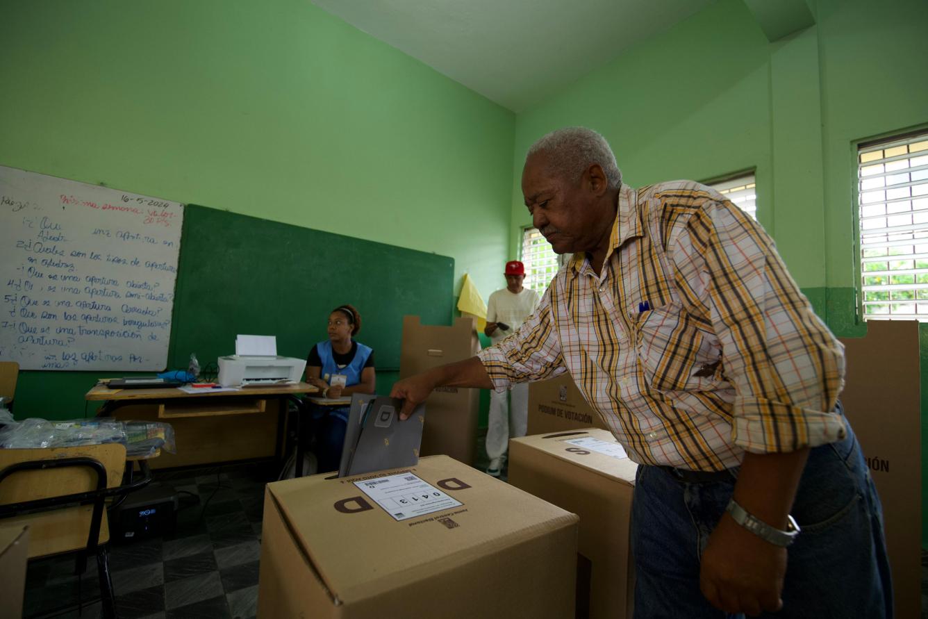 Fotografía muestra elector depositando su decisión en la urna.