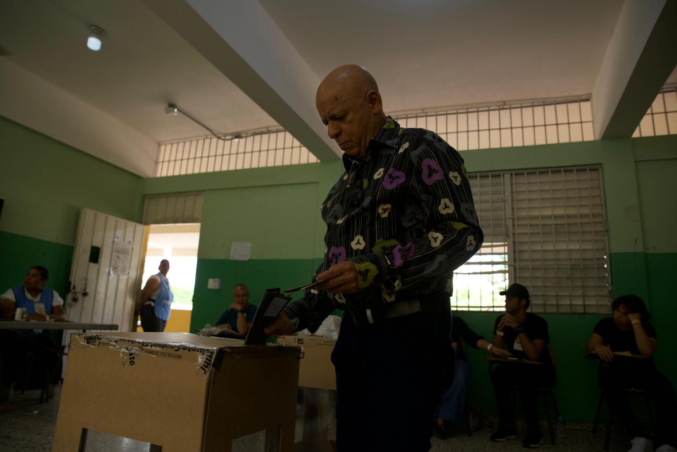 Fotografía muestra elector depositando su voto en las urnas.
