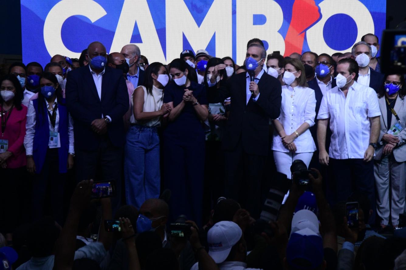 El electo presidente Luis Abinader, celebrando su triunfo en 2020, en compañía de su equipo de campaña, Roberto Furcal, Faride Raful, Raquel Arbaje, la vicepresidenta Raquel Peña y José Ignacio Paliza.