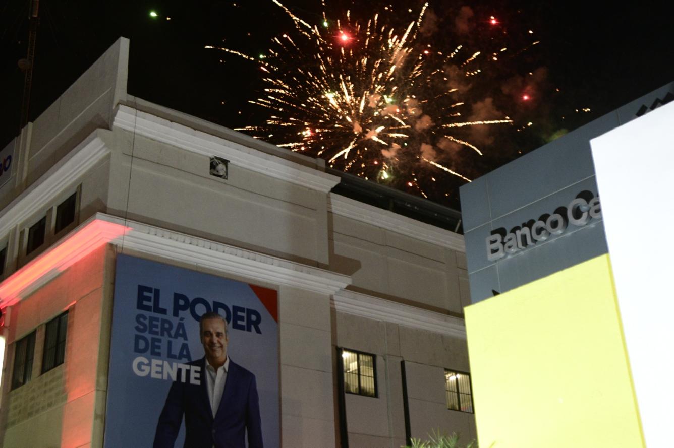 Fuegos artificiales durante la celebración de la victoria presidencial de Luis Abinader en 2020.