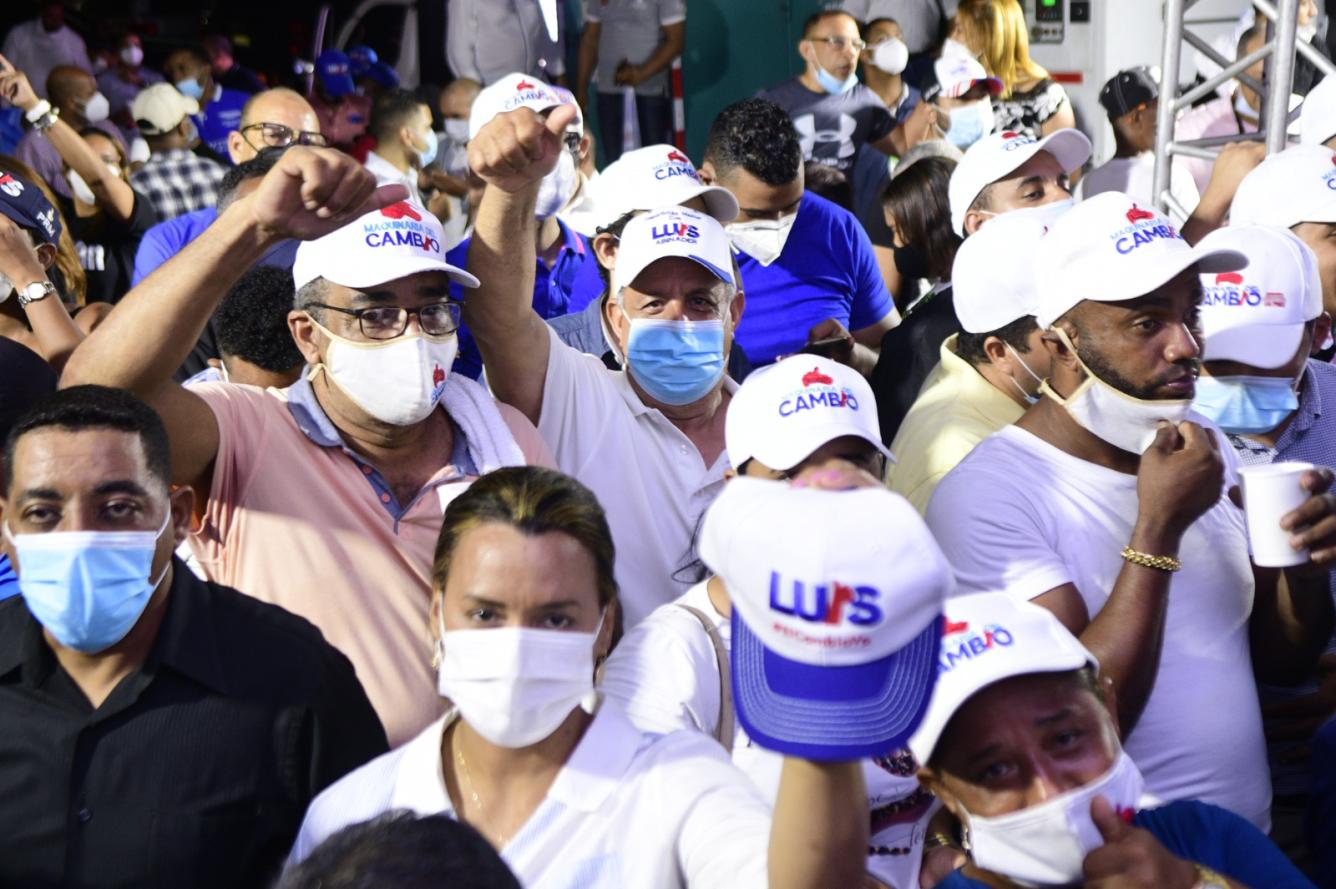 Simpatizantes perremeistas en la casa nacional del Partido Revolucionario Moderno en la celebración de la victoria de Luis Abinader en 2020.