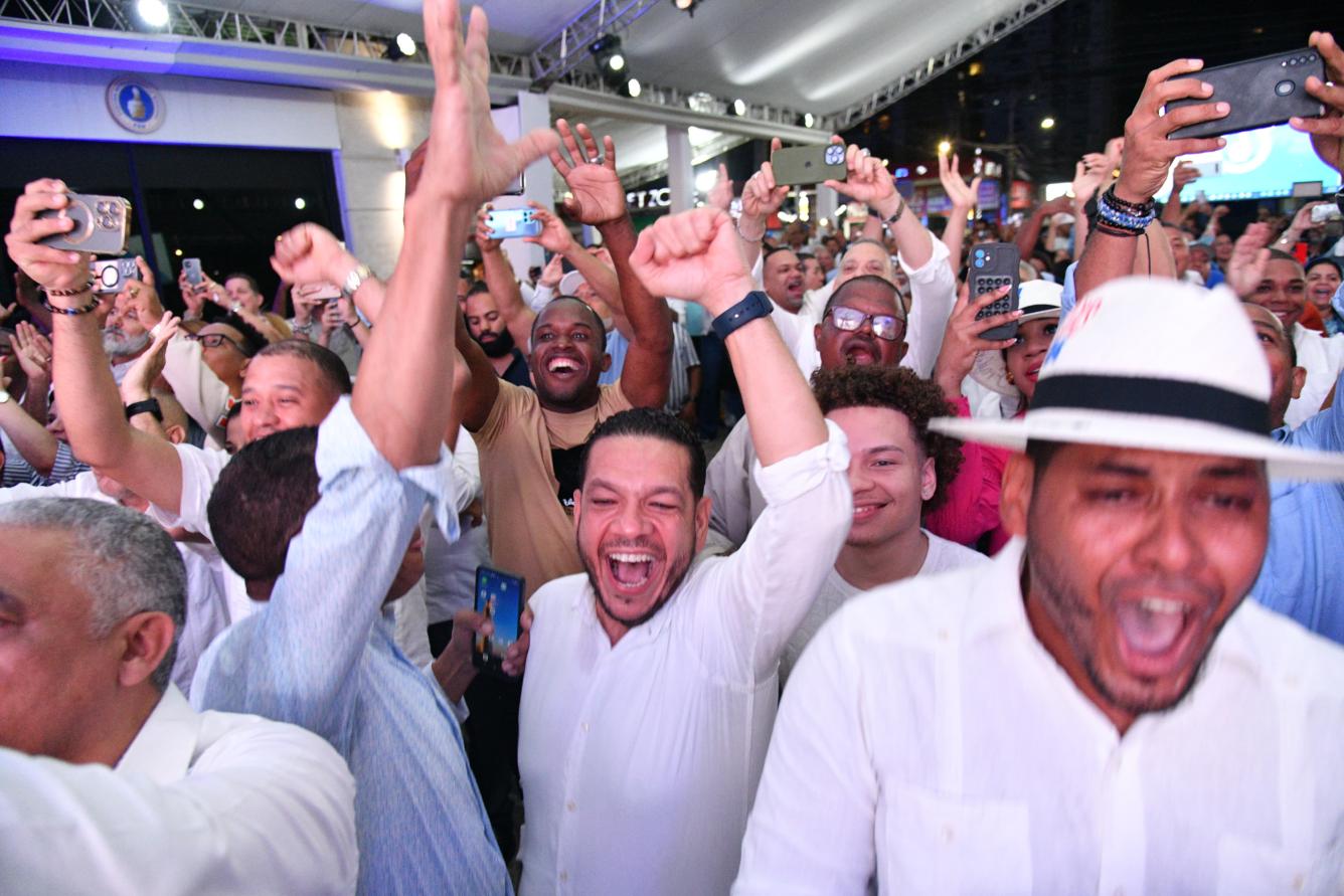 Simpatizantes perremeistas durante la celebración del triunfo del presidente Luis Abinader en 2024