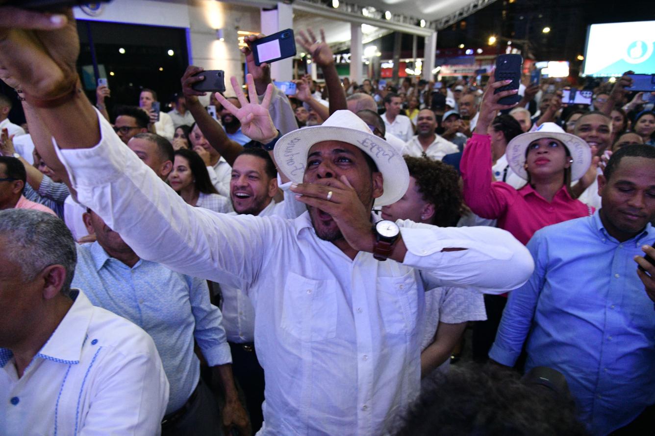 Simpatizantes perremeistas durante la celebración del triunfo del presidente Luis Abinader en 2024