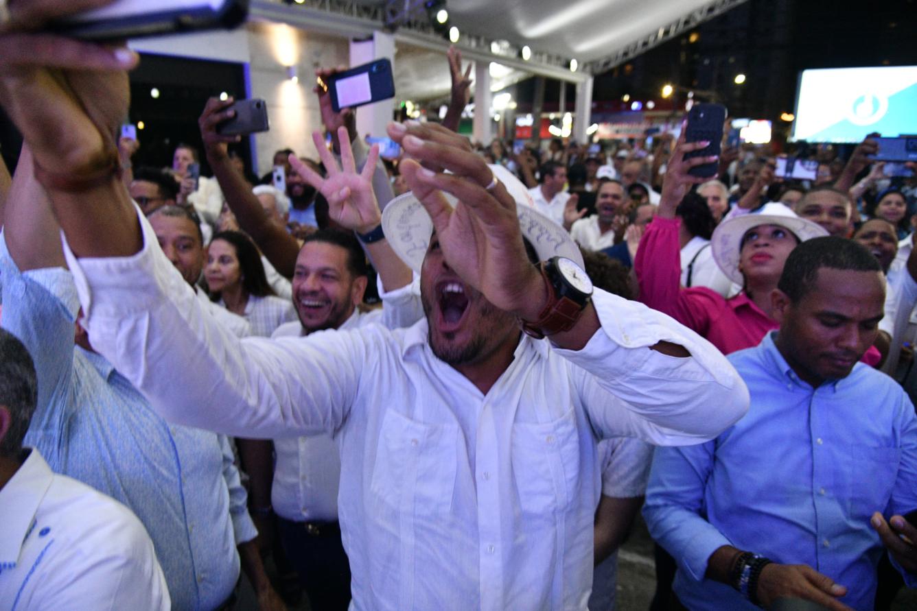 Simpatizantes perremeistas durante la celebración del triunfo del presidente Luis Abinader en 2024