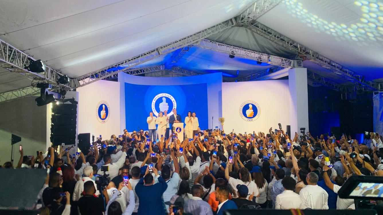 Luis Abinader durante su discurso al ganar las elecciones presidenciales de 2024, en la casa nacional del PRM, en compañía de Raquel Arbaje, Raquel Peñam José Ignacio Paliza y Deligne Ascención.