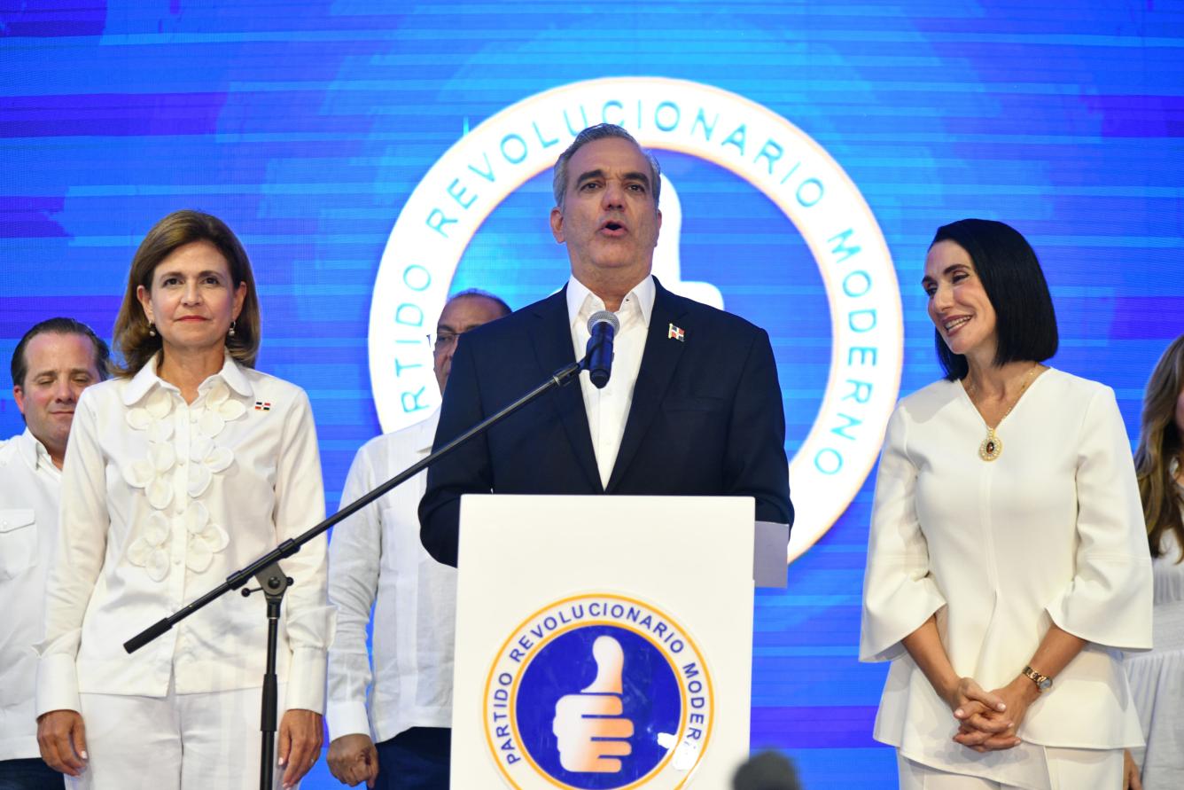 Luis Abinader habla al país durante la celebración de la victoria de 2024.