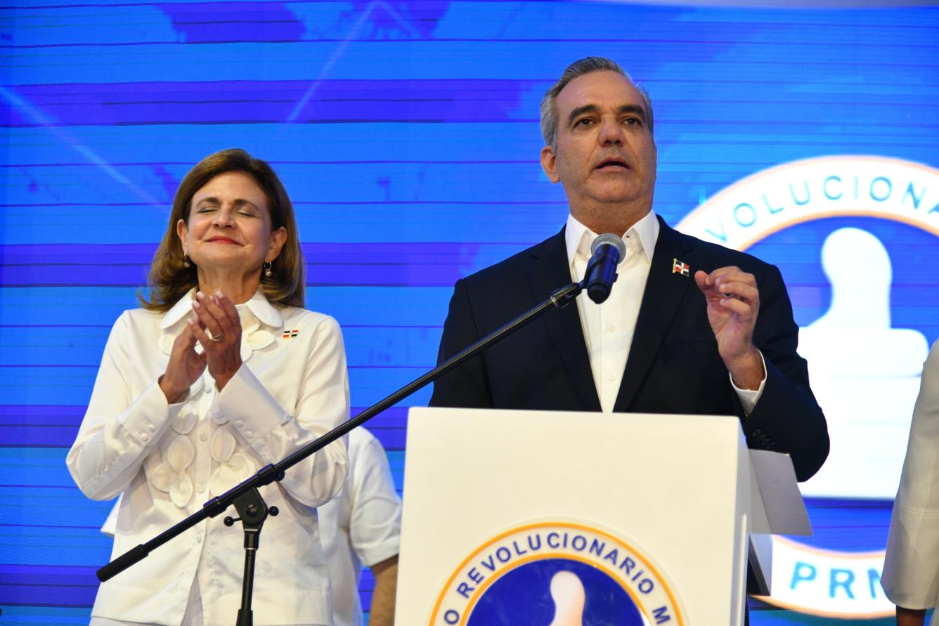 Luis Abinader habla al país en la celebración de su victoria en 2024 en compañía de la vicepresidenta Raquel Peña.