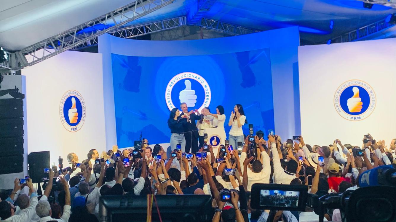 Presidente Luis Abinader en compañía de Raquel Arbaje y sus hijas.