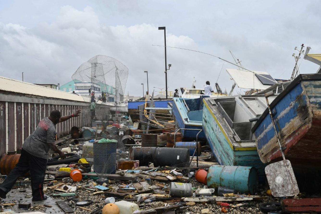 Los barcos pesqueros dañados se amontonan entre sí después del huracán Beryl en el mercado de pescado de Bridgetown, Bridgetown, Barbados, el 1 de julio de 2024.
