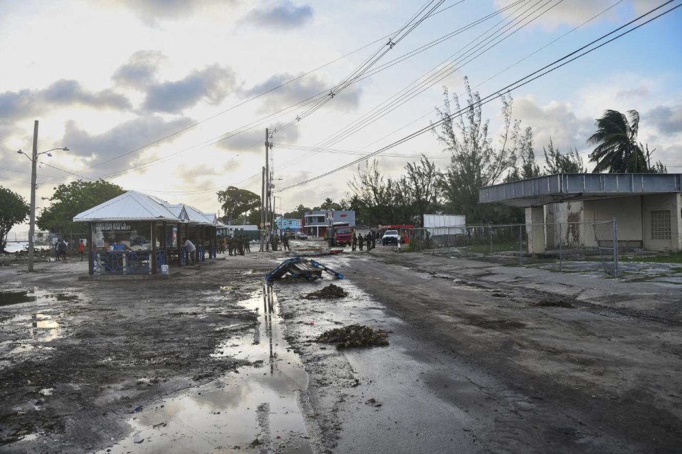 Se ven escombros en la carretera principal después del paso del huracán Beryl en los jardines Oistins, Christ Church, Barbados, el 1 de julio de 2024.