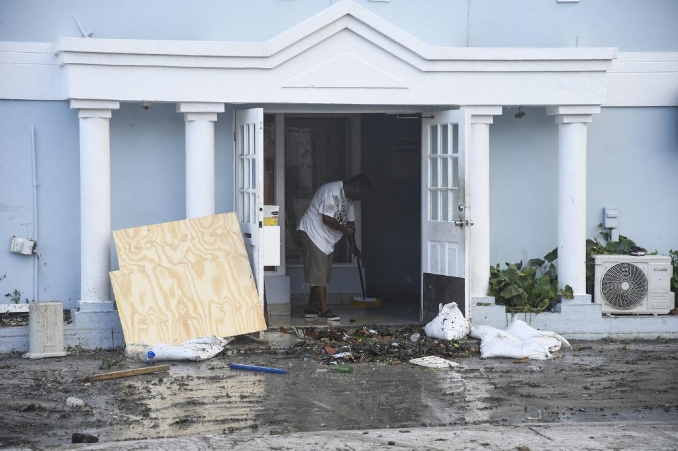 Un hombre limpia el agua de un restaurante dañado tras el paso del huracán Beryl en Hastings, Christ Church, Barbados, el 1 de julio de 2024.