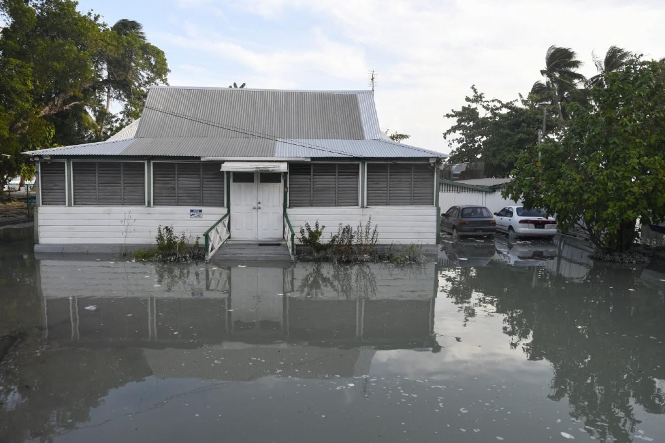 Los negocios inundados están rodeados de agua después del paso del huracán Beryl en Worthing, Christ Church, Barbados, el 1 de julio de 2024.
