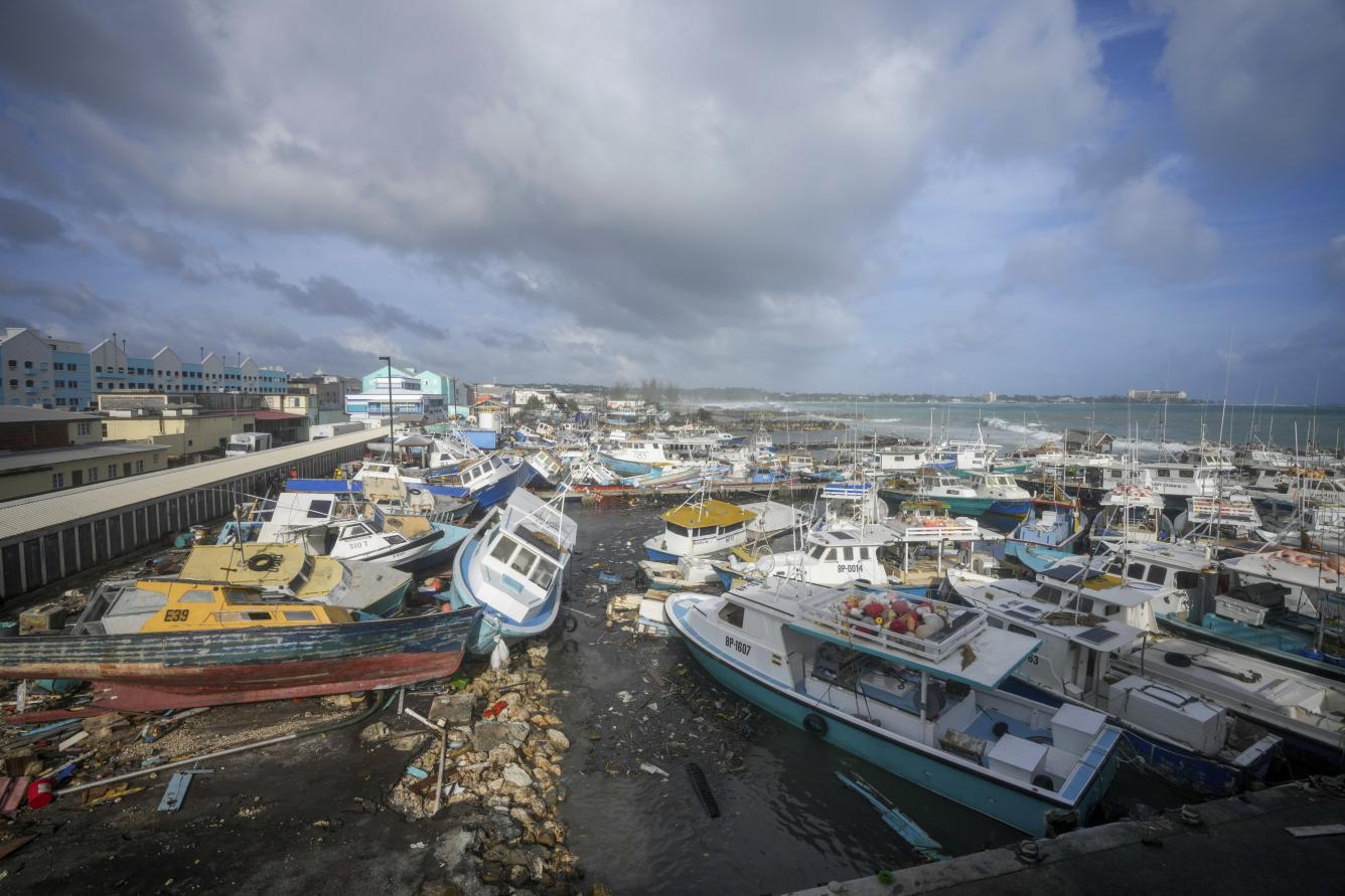Los barcos pesqueros dañados se amontonan entre sí después del huracán Beryl en el mercado de pescado de Bridgetown, Bridgetown, Barbados, el 1 de julio de 2024.