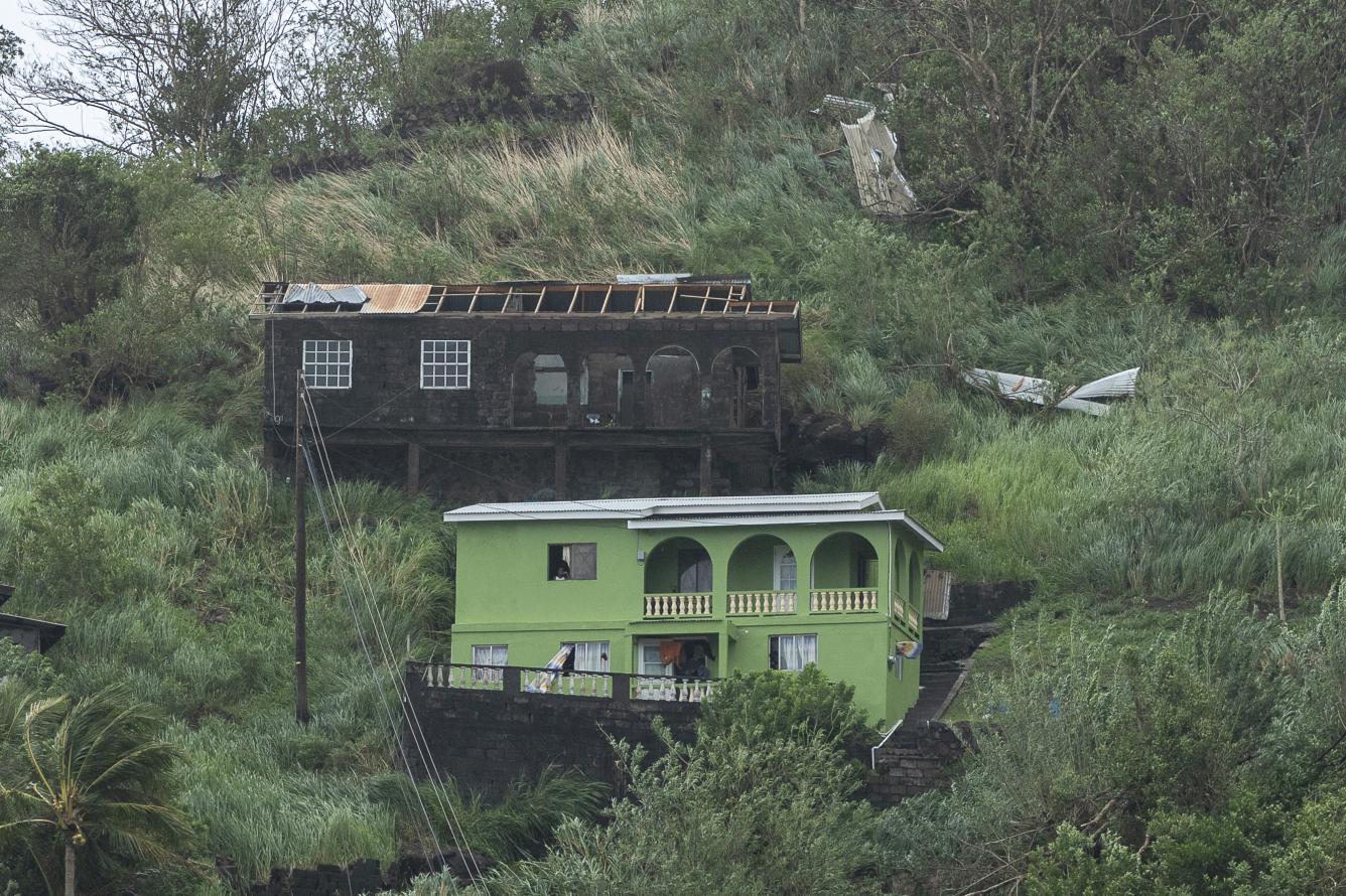 Casas dañadas por el paso del huracán Beryl, en Kingstown, en San Vincente y las Granadinas, el 1 de julio de 2024.
